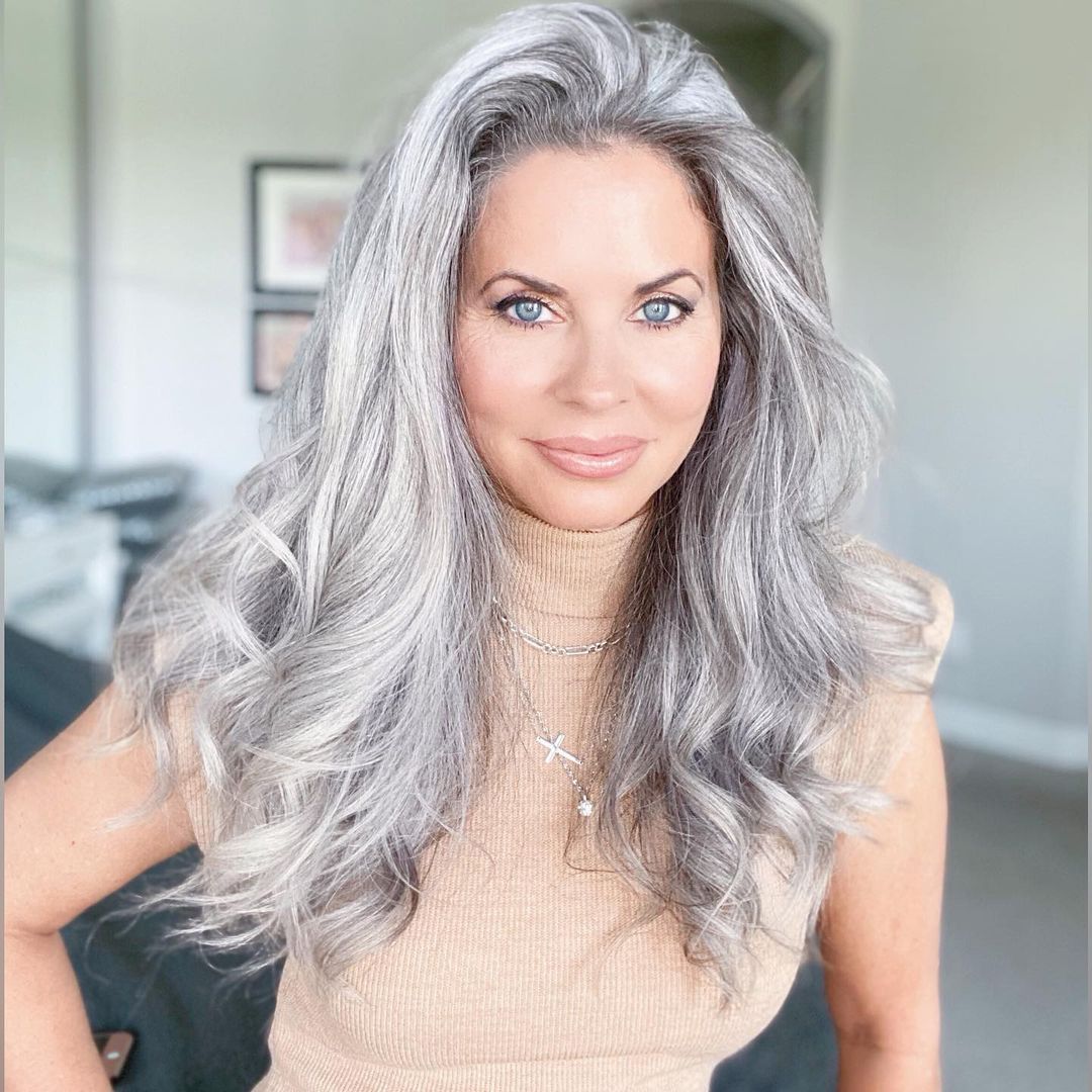 45 fotos de cabelo grisalho para você se apaixonar pelos seus fios brancos  – Dicas de Mulher