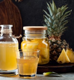 7 benefícios do chá de casca de abacaxi e receitas práticas para testar