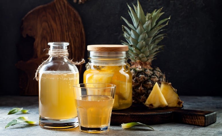 7 benefícios do chá de casca de abacaxi e receitas práticas para testar