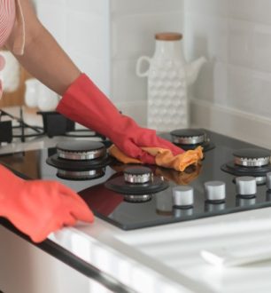 Aprenda como limpar fogão de maneira rápida e dê adeus à sujeira
