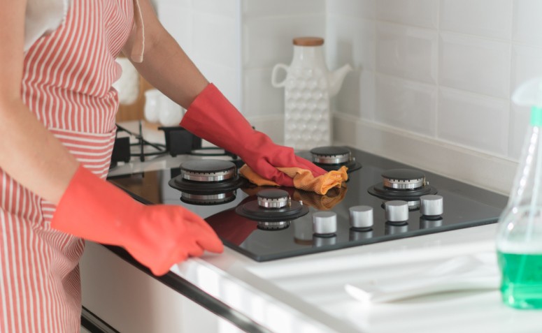 Aprenda como limpar fogão de maneira rápida e dê adeus à sujeira