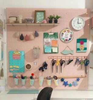30 inspirações de pegboard para otimizar espaço e organizar a sua casa