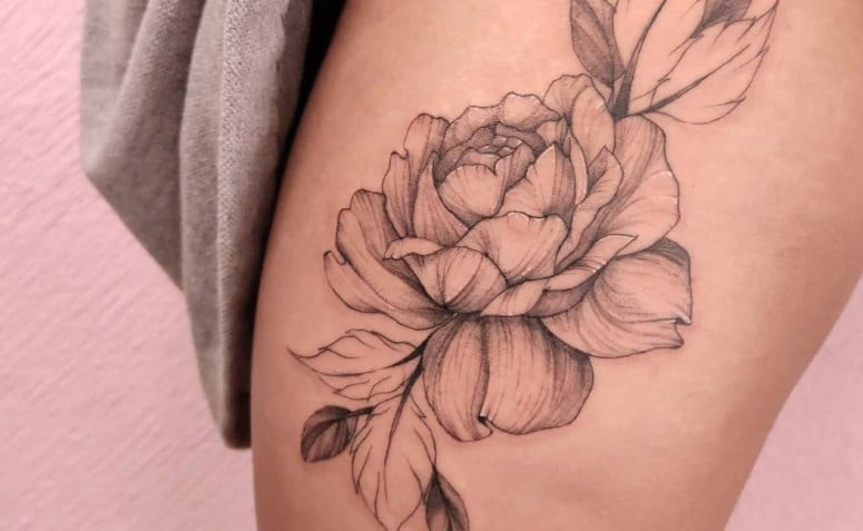 50 fotos de tatuagem de rosas na coxa para escolher sua próxima tattoo