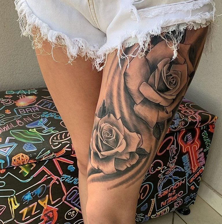 Tatuagem de rosas na coxa: 50 ideias encantadoras para te inspirar