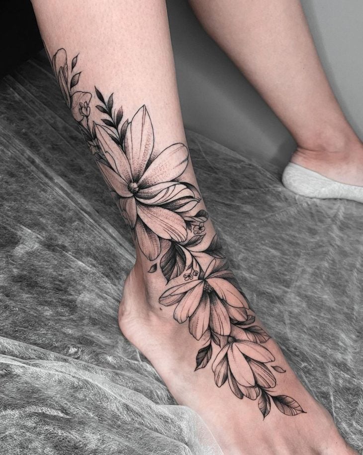 Tatuagem de flor no pé: 50 ideias para você se apaixonar agora mesmo