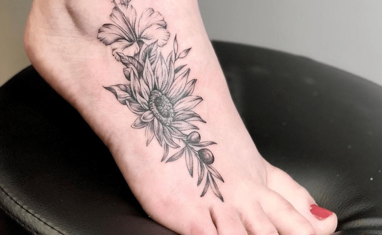 50 ideias de tatuagem de flor no pé que vão te convencer a fazer uma