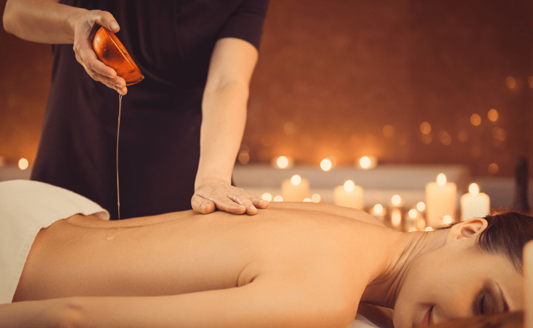 Relaxe com a massagem ayurvédica e purifique o corpo e a mente