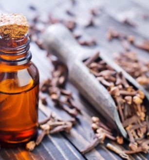 Conheça os 10 benefícios do óleo essencial de cravo e seu modo de uso