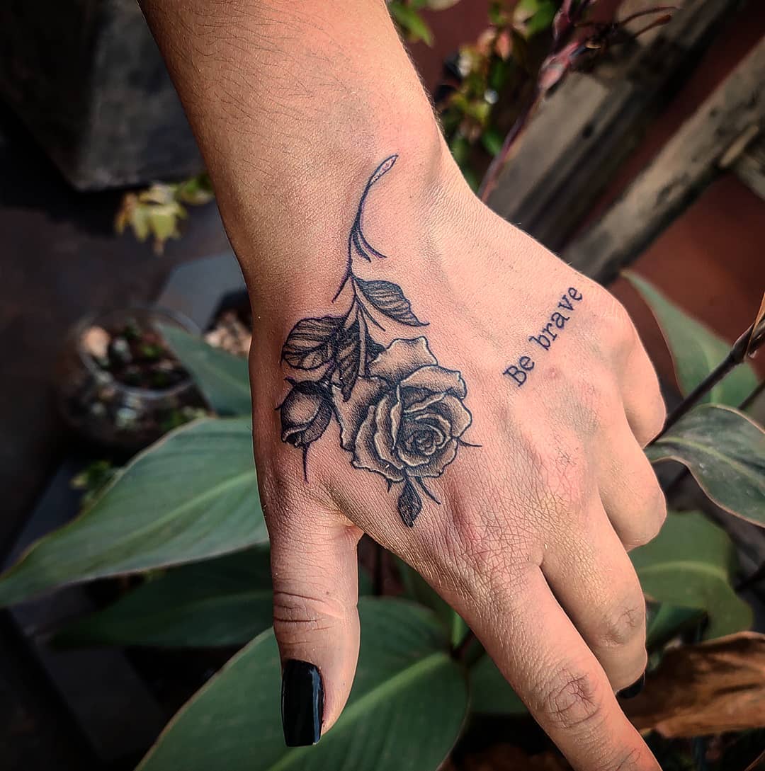 tatuagem flor na mão masculina