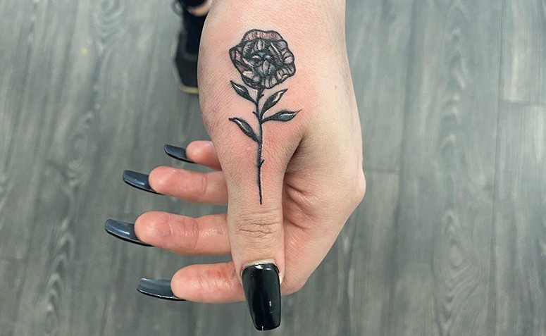 tatuagem flor na mão masculina