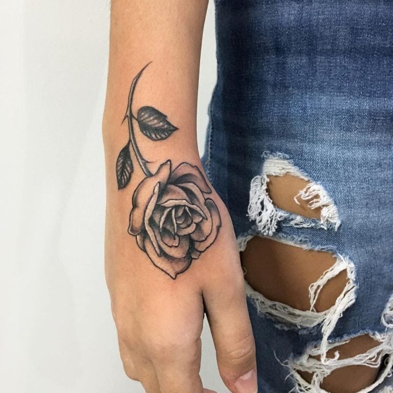 Tatuagem rosa na mão: 40 ideias incríveis e cheias de significados
