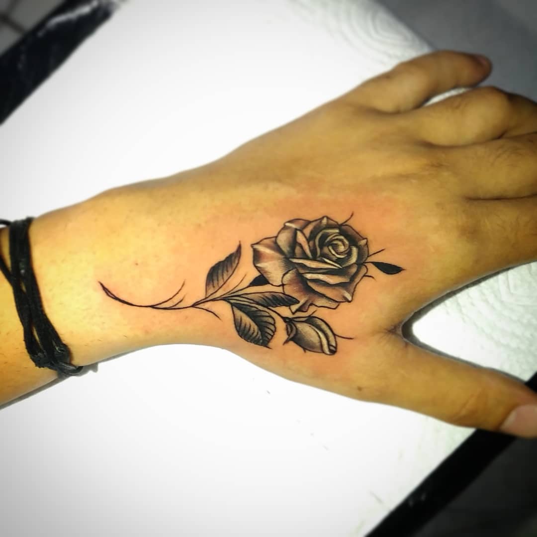 tatuagem flor na mão masculina