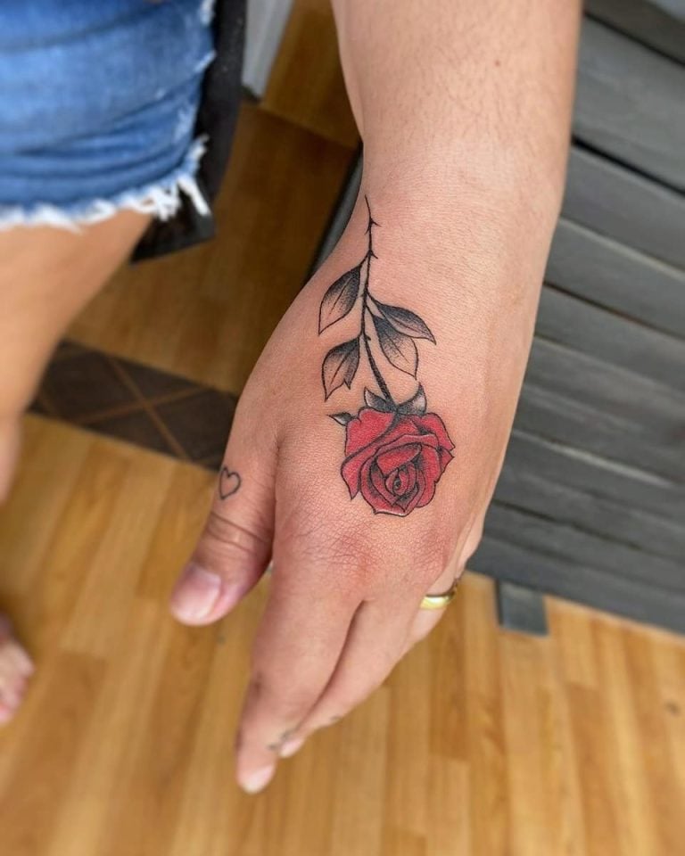 Tatuagem rosa na mão: 40 ideias incríveis e cheias de significados