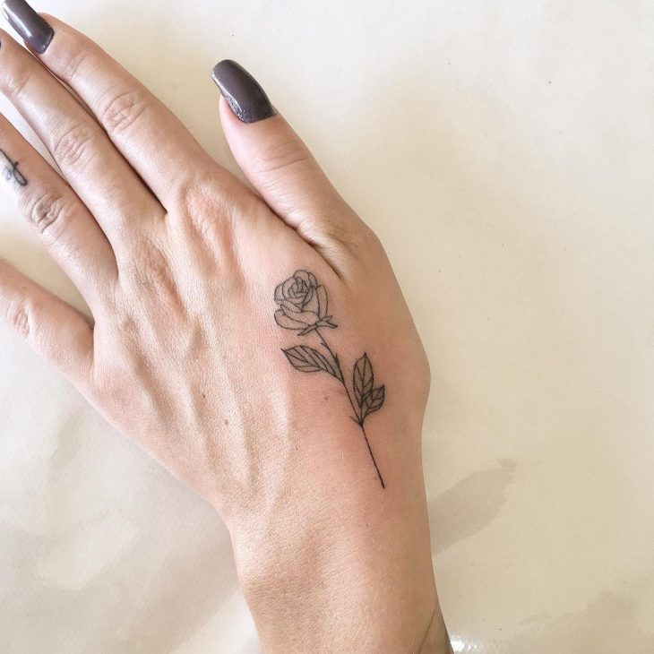 Tatuagem rosa na mão: 40 ideias incríveis e cheias de significados