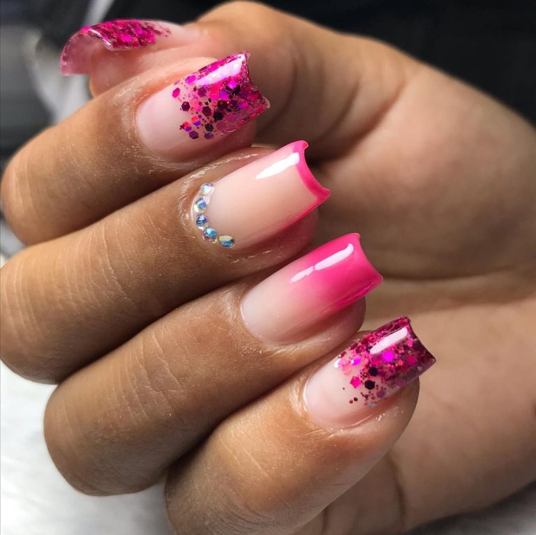 Unhas rosas com glitter: 35 ideias para quem ama brilho