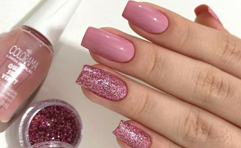 Unhas rosas com glitter: 35 ideias glamourosas para quem ama brilho