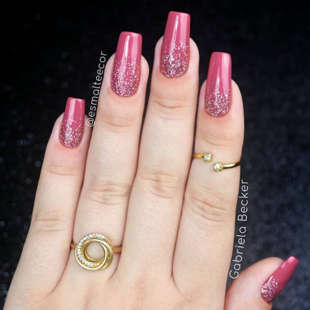 Unhas rosas com glitter: 35 ideias para quem ama brilho
