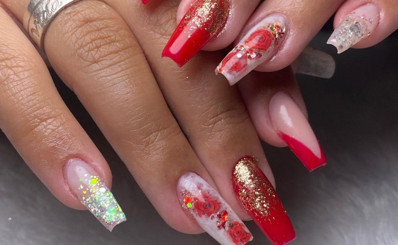 40 ideias de unhas vermelhas com dourado para deixar suas mãos lindas