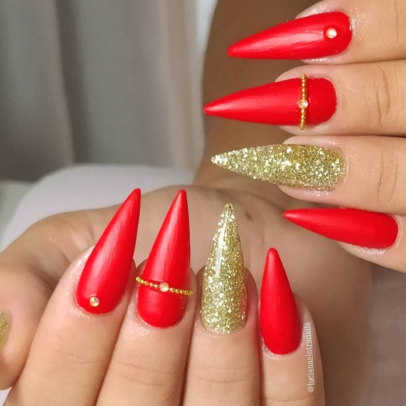 Unhas vermelho com dourado: 40 opções incríveis para você arrasar