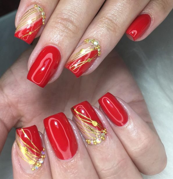 Unhas vermelho com dourado: 40 opções incríveis para você arrasar