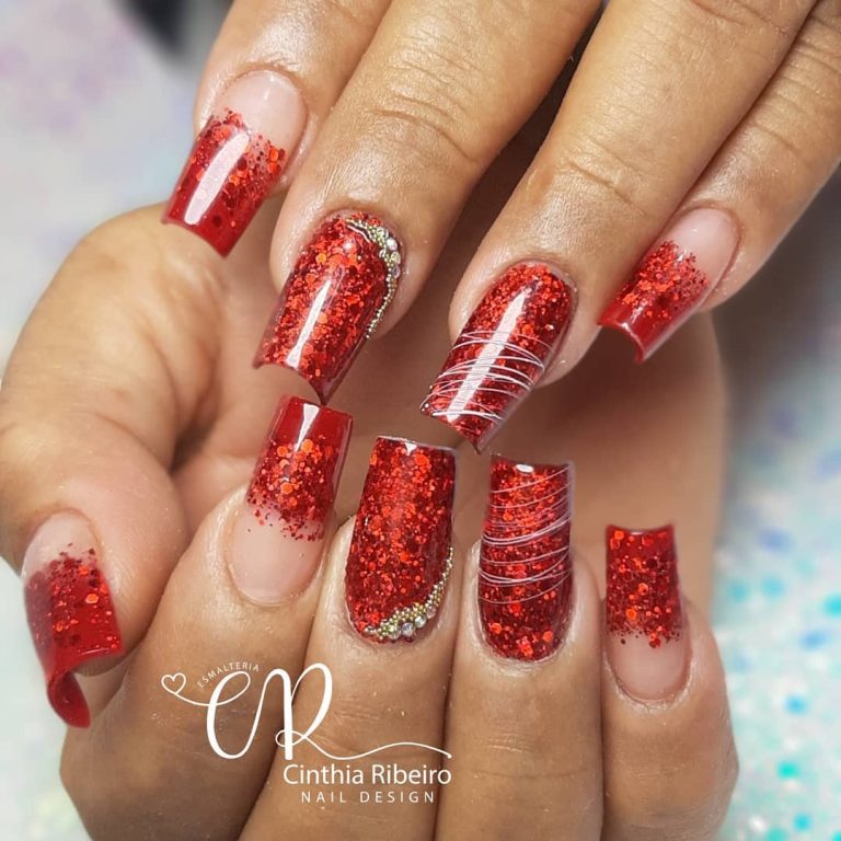 Unhas vermelhas com glitter: modernas e cheias de estilo