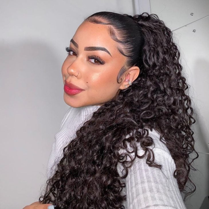 Rabo de cavalo cacheado: 40 fotos para se apaixonar no penteado