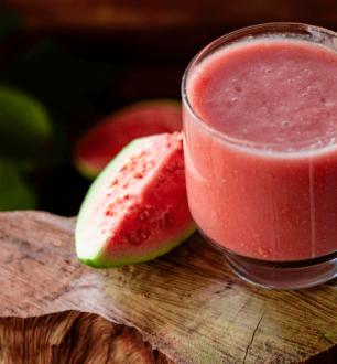 8 receitas de suco de goiaba para aproveitar os benefícios que a fruta oferece