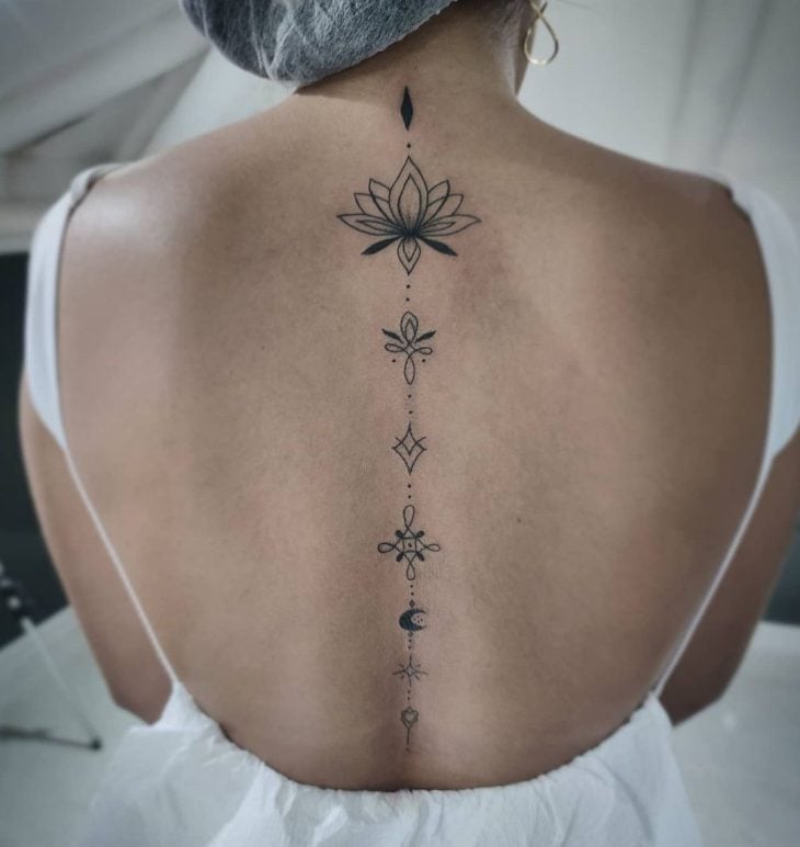 Tatuagem de flor nas costas: significado + 80 fotos lindas