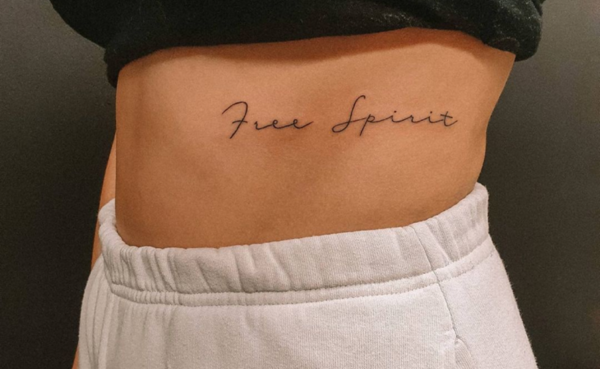Tatuagem de frase na costela: 50 fotos para você tatuar agora mesmo