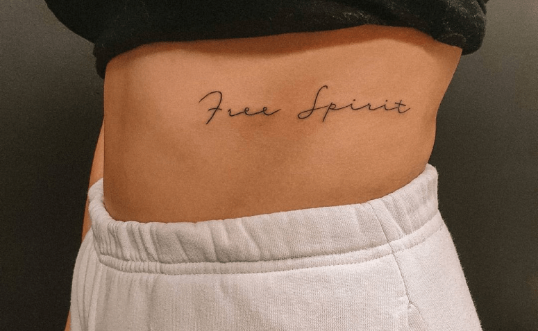 50 ideias de tatuagem de frase na costela que são delicadas e discretas