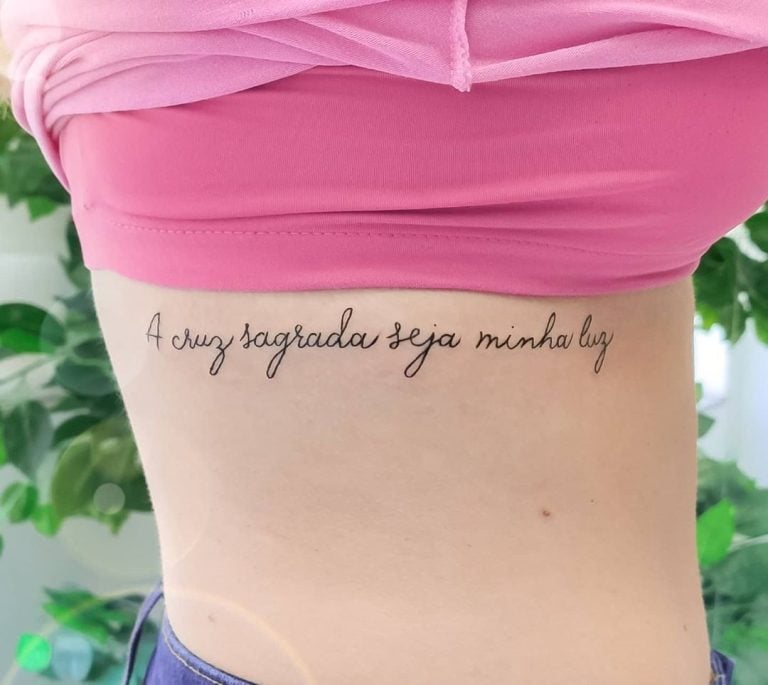 Tatuagem de frase na costela: 50 fotos para você tatuar agora mesmo