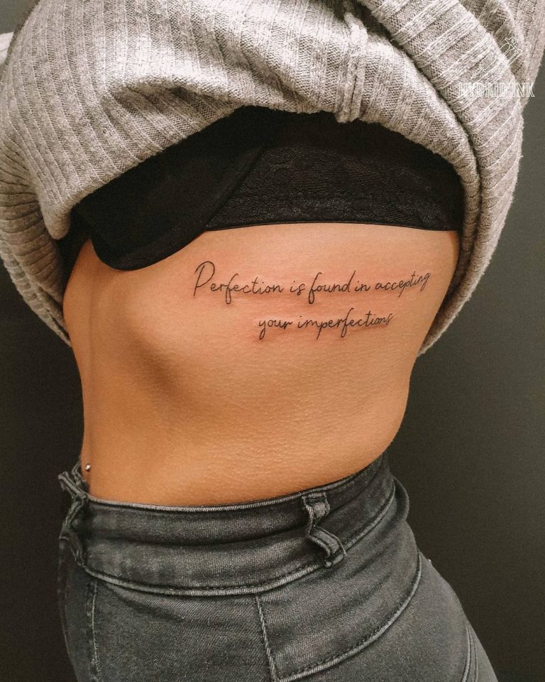 Tatuagem de frase na costela: 50 fotos para você tatuar agora mesmo