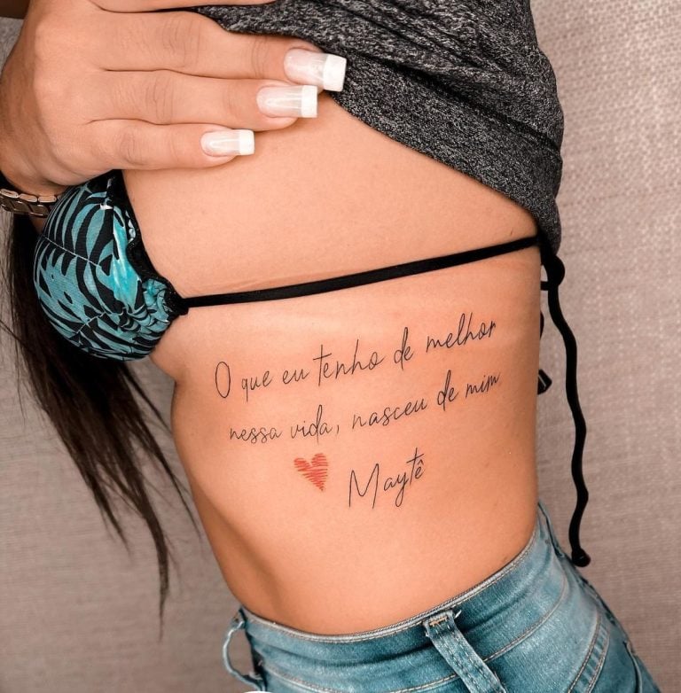 Tatuagem de frase na costela: 50 fotos para você tatuar agora mesmo