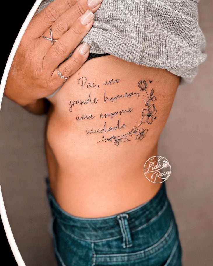 Tatuagem de frase na costela: 50 fotos para você tatuar agora mesmo