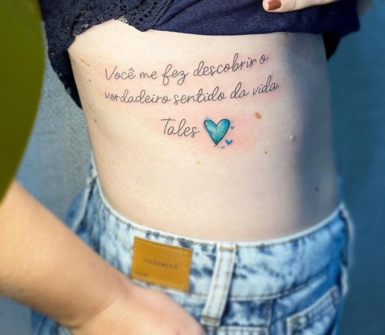 Tatuagem de frase na costela: 50 fotos para você tatuar agora mesmo