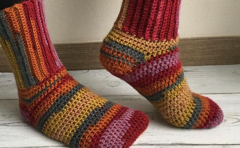 Como fazer meias de crochê para deixar os pés quentinhos nos dias frios