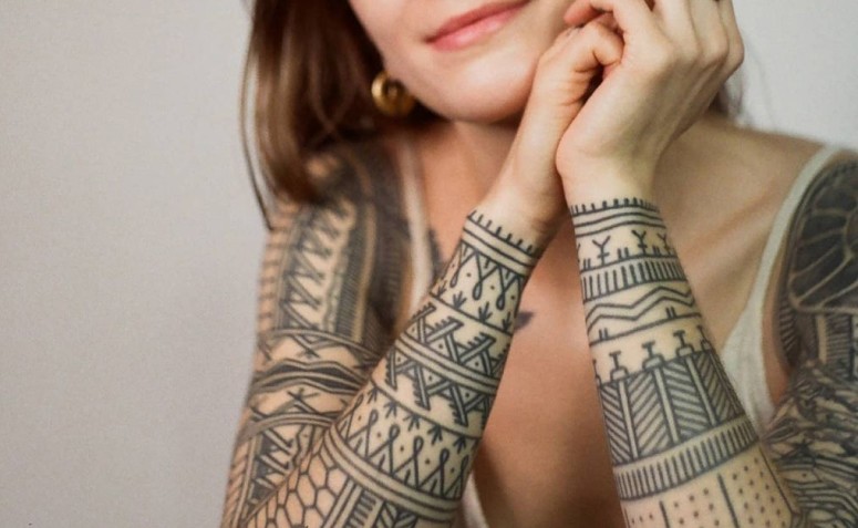 60 ideias de tatuagem tribal feminina que inspiram força, beleza e história
