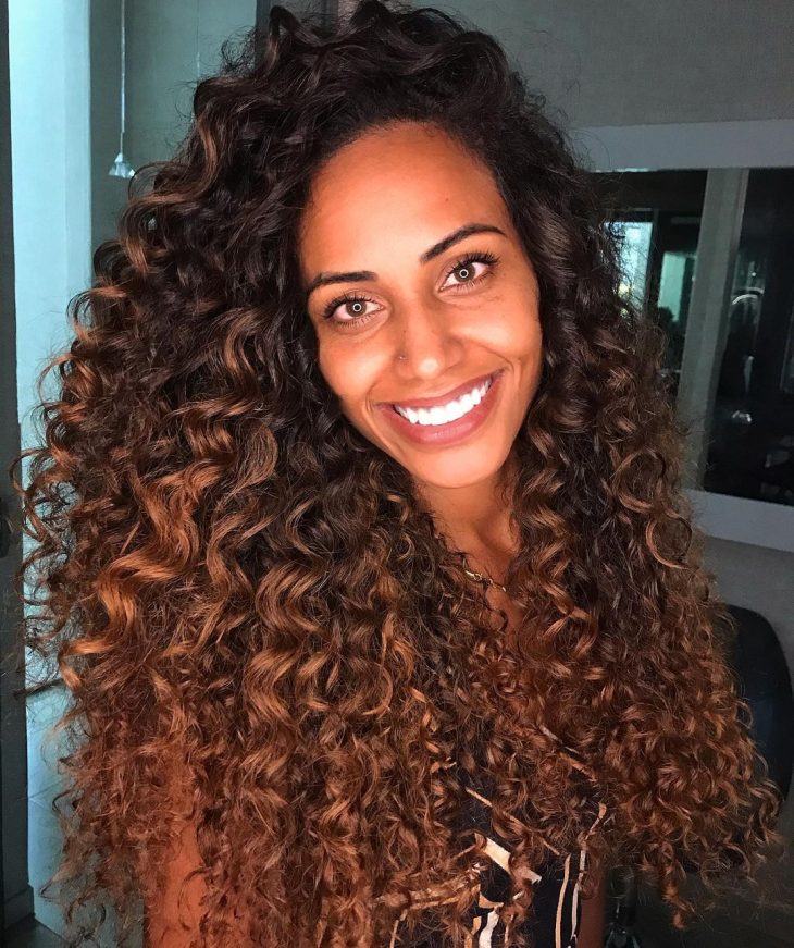 Cabelo cacheado loiro mel: ideias e tutoriais para você se jogar na moda