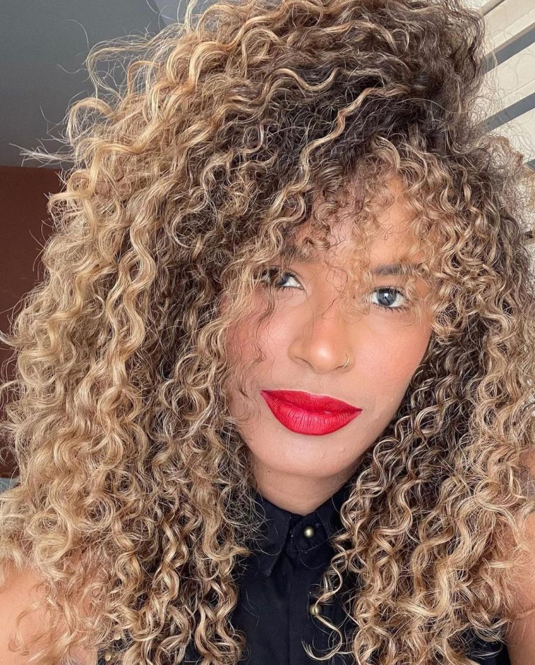 Cabelo cacheado loiro mel: ideias e tutoriais para você se jogar na moda
