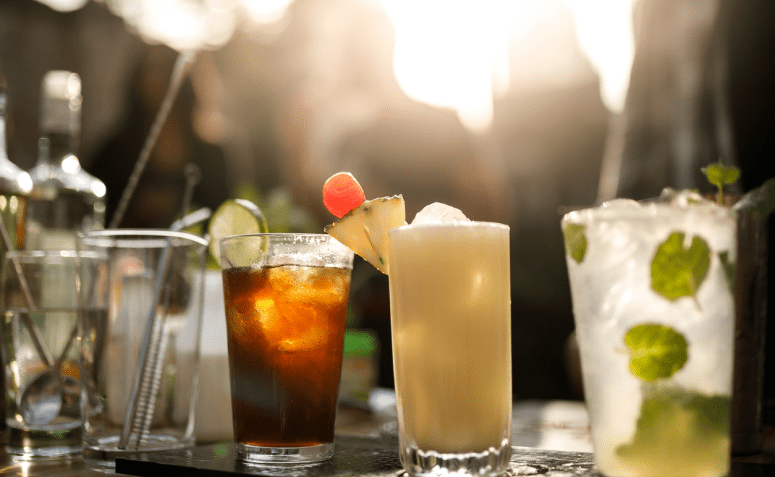 10 receitas de drinks com rum que vão te tornar um bartender profissional