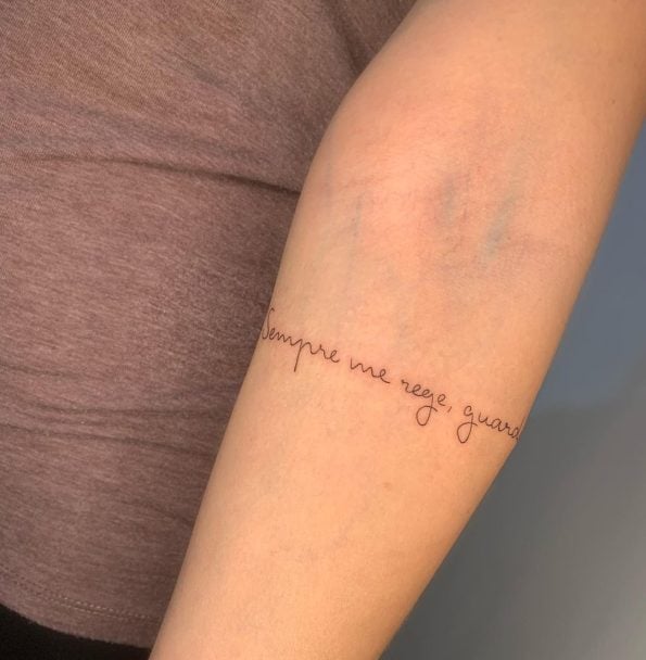 Tatuagem de frases no braço: 50 fotos que vão te convencer a fazer a sua