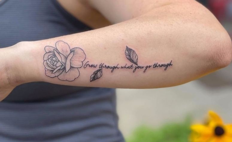 50 fotos de tatuagem de frases no braço que carregam lindos significados