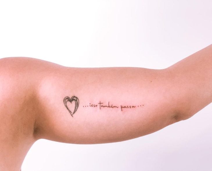 Tatuagem de frases no braço: 50 fotos que vão te convencer a fazer a sua