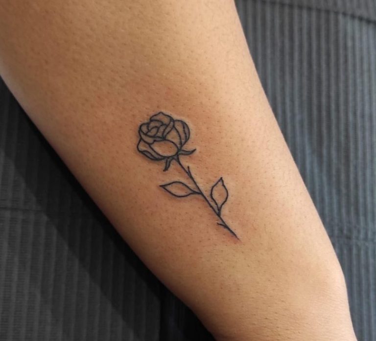 Tatuagem de rosa pequena: 90 ideias delicadas para marcar na pele