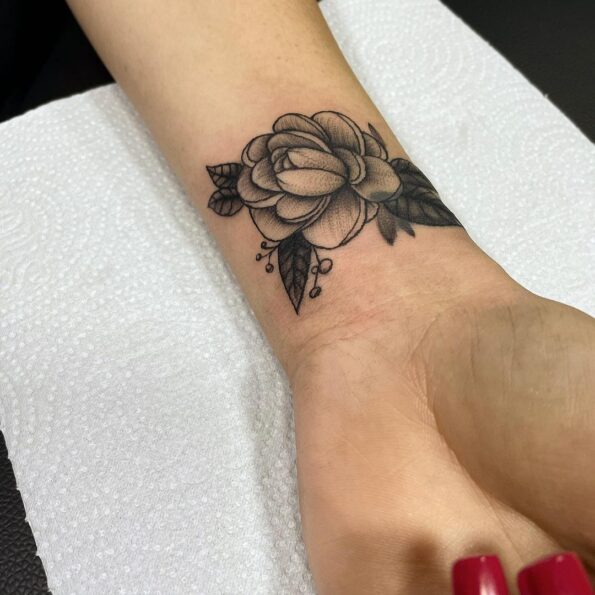 Tatuagem de rosa pequena: 90 ideias delicadas para marcar na pele