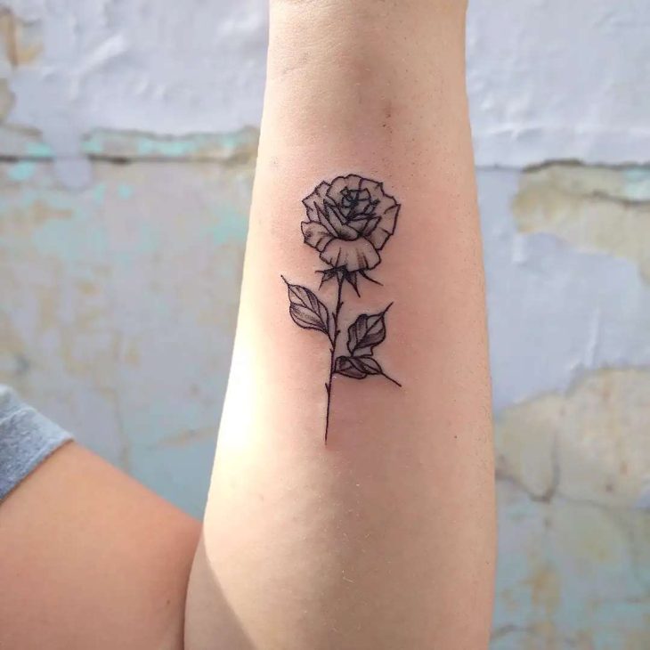 Tatuagem de rosa pequena: 90 ideias delicadas para marcar na pele