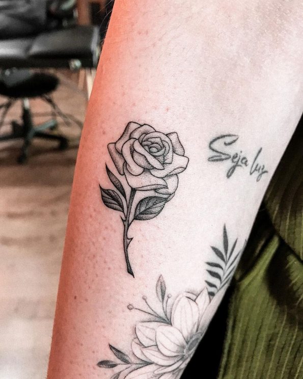 Tatuagem de rosa pequena: 90 ideias delicadas para marcar na pele