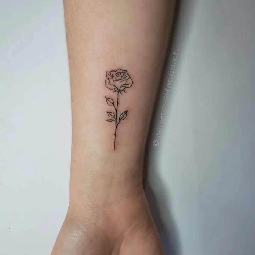 Tatuagem de rosa pequena: 90 ideias delicadas para marcar na pele