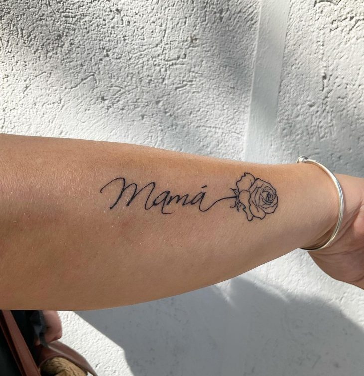 Tatuagem de rosa pequena: 90 ideias delicadas para marcar na pele