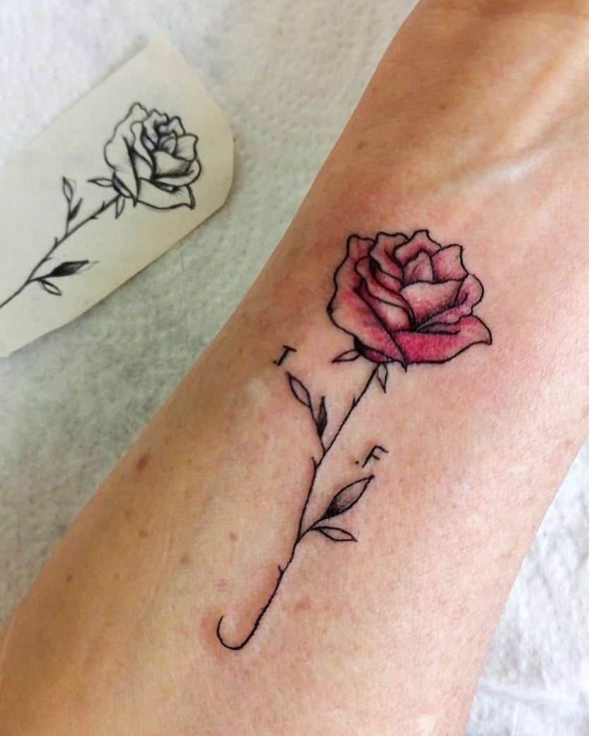 Tatuagem de rosa pequena: 90 ideias delicadas para marcar na pele